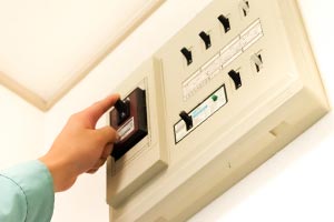 分電盤(ブレーカー)を上げると使用できます。